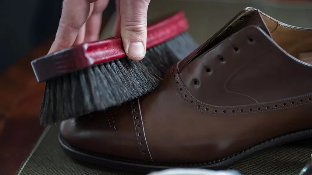 پولیش کردن کفش با برس مخصوص کفش چرم