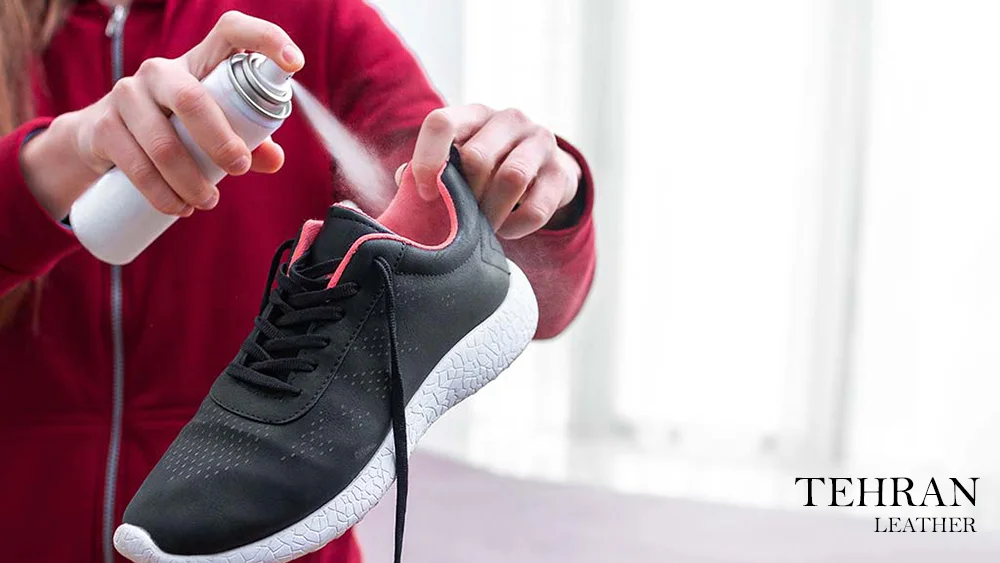 از بین بردن بوی بد کفش با استفاده از اسپری خوشبو کننده کفش