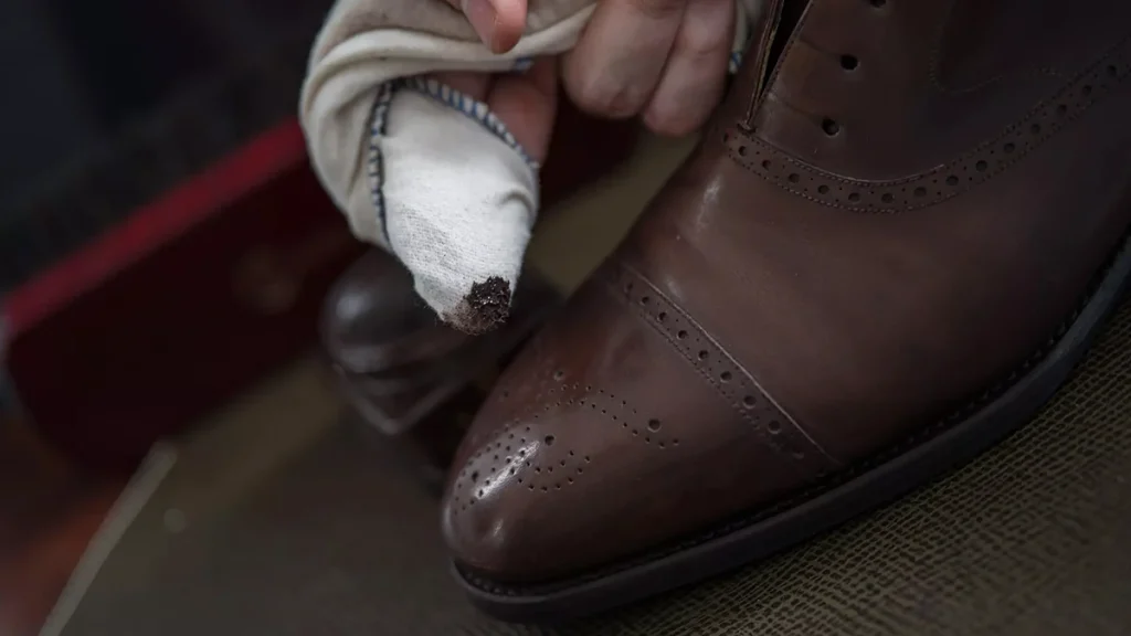 مقدار کافی واکس برای قسمت جلوی کفش