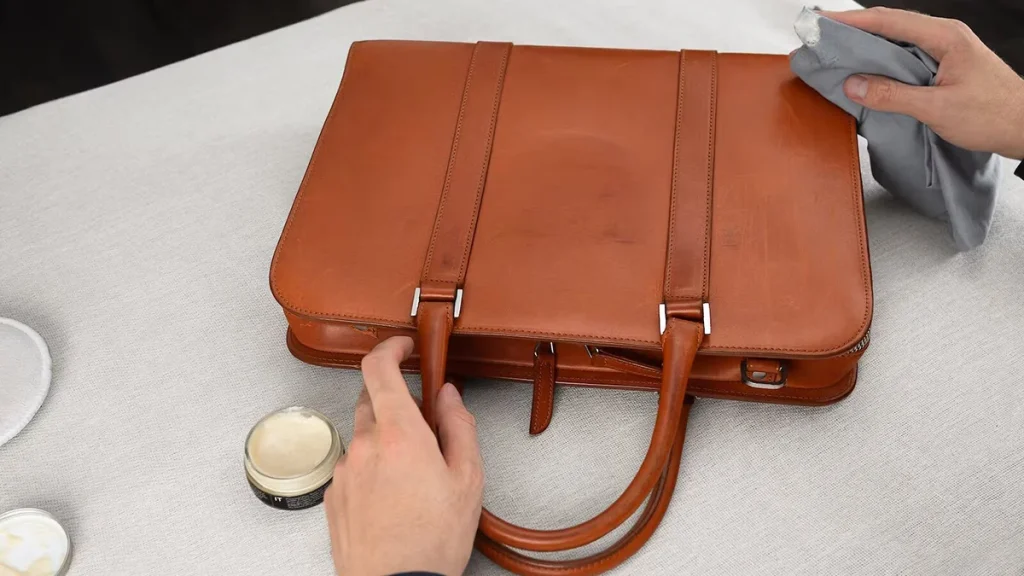 برای کیف چرم خود از نرم کننده چرم استفاده کنید
