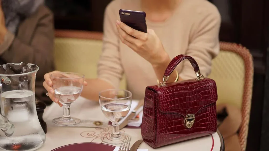 کیف چرم را در محیط مناسب قرار دهید